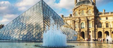 La pyramide du Louvre et la façade du musée du Louvre.
