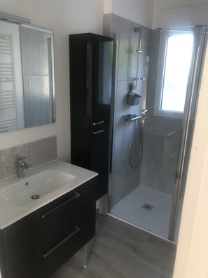 Shower, hair dryer, towels, soap - Apartment B T3 ground floor with terrace near beaches (Fouesnant)