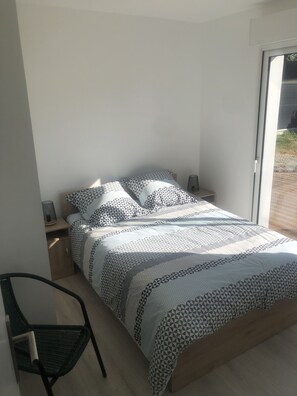 2 habitaciones, tabla de planchar con plancha y cuna de viaje