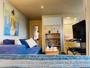 Smart TV, books, stereo