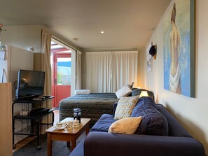 Smart TV, libros, estéreo