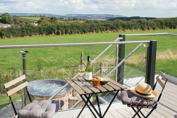 Outdoor dining - Luxury Hayloft with panoramic Dartmoor views (Newton Abbot)
