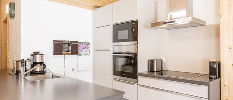 Køleskab, mikrobølgeovn, ovn, kogeplade