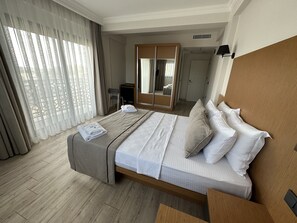Ropa de cama de alta calidad y espacio para trabajar con laptop 