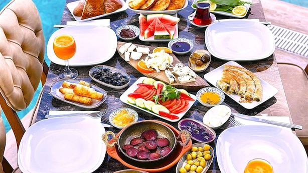 Café da manhã com pratos da culinária local grátis todos os dias