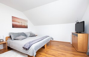 4 chambres, fer et planche à repasser, lit de bébé portatif