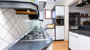 Een koelkast, een oven, een kookplaat, een vaatwasser