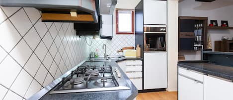 Réfrigérateur, un four, surface de cuisson, lave-vaisselle