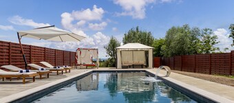 Stunning home in Velika