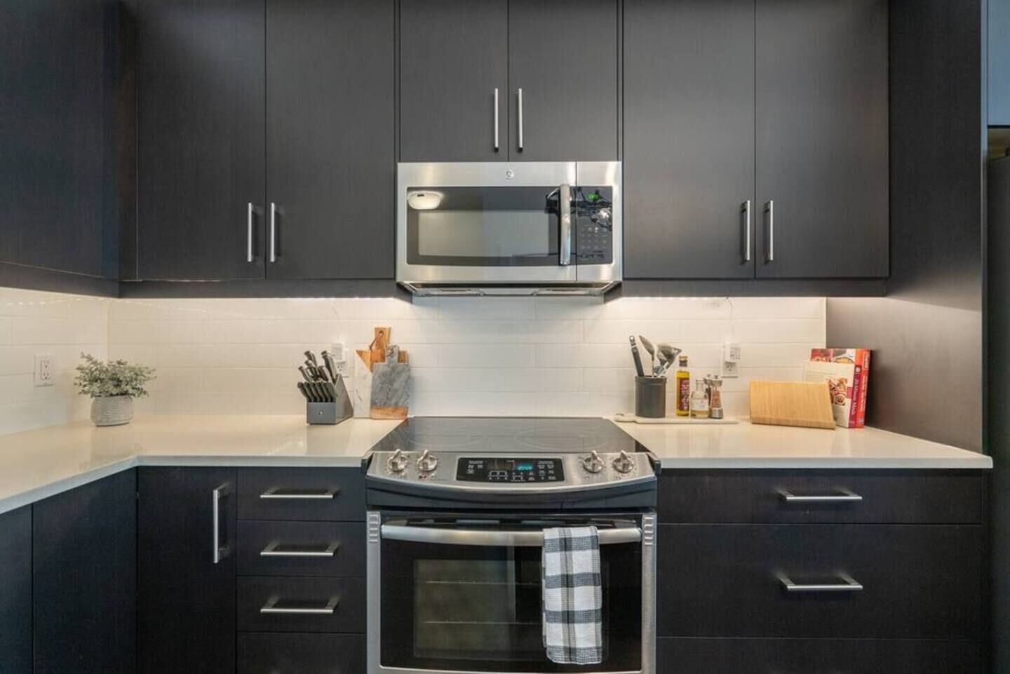 冰箱、微波炉、烤箱、炉灶