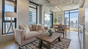 Un salon moderne avec un canapé, une table basse et un coin repas.