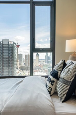 2 habitaciones, tabla de planchar con plancha y cuna de viaje 