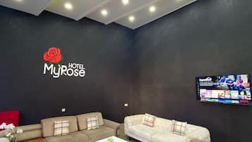 72–tuumainen LCD-televisio, jossa kaapelikanavat