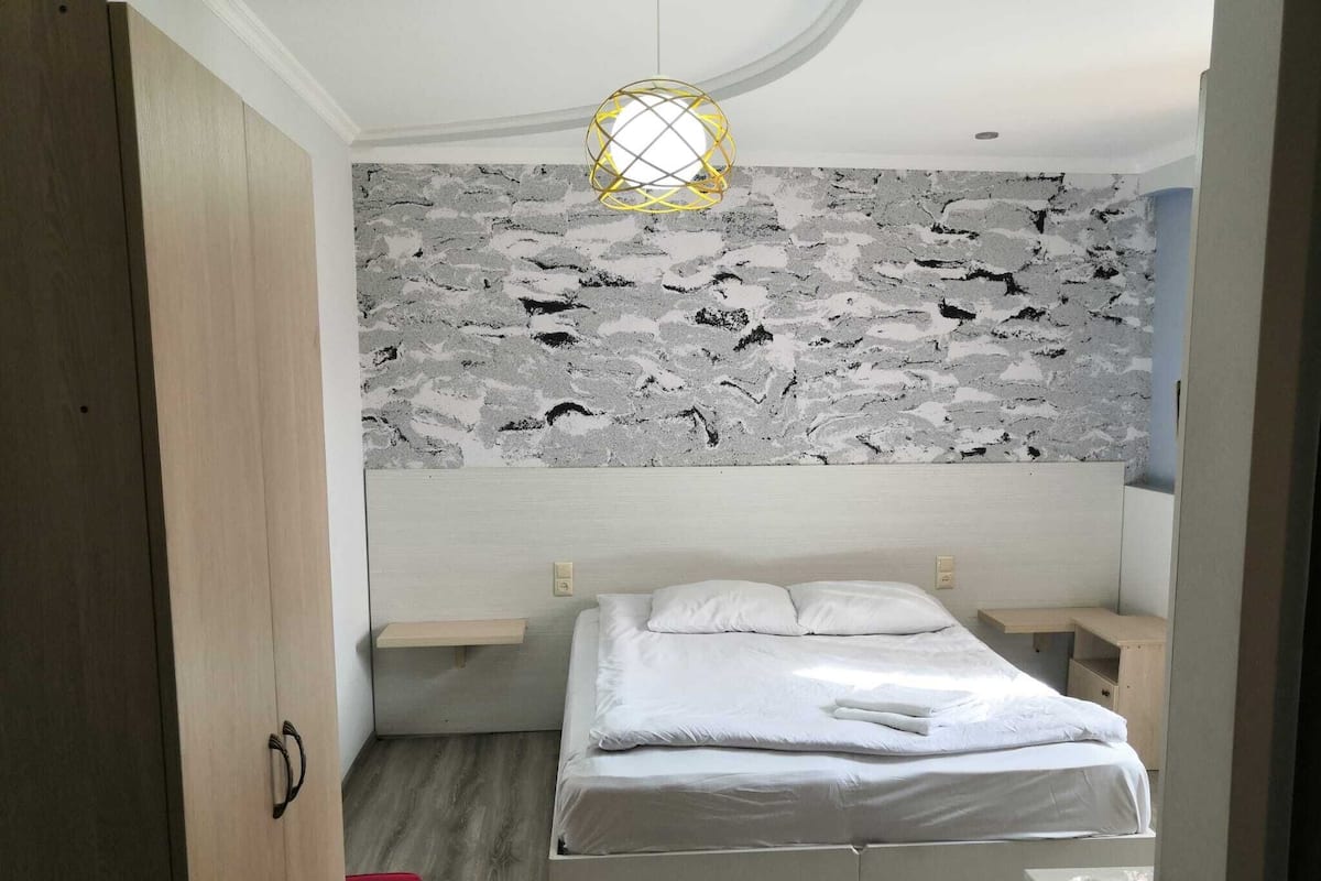 Habitación estándar con 1 cama matrimonial o 2 individuales | Minibar, escritorio, wifi gratis y ropa de cama