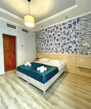 Minibar, desk, free WiFi, bed sheets - Hotel MyRose (Batumi)