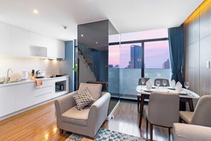 Unclassified image, 2 of 17, button