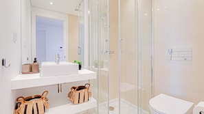 Douche, sèche-cheveux, serviettes fournies
