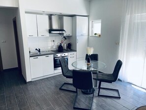 Appartamento, letti multipli | Cucina privata | Frigorifero, microonde, forno, piano cottura