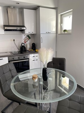 Departamento, varias camas | Cocina privada | Refrigerador, microondas, horno y parrilla de estufa