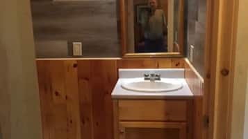 Ducha, toallas, jabón, papel higiénico