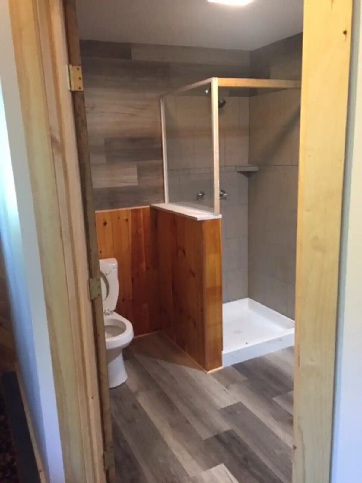 Douche, serviettes fournies, savon, papier toilette