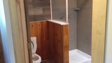 Douche, serviettes fournies, savon, papier toilette