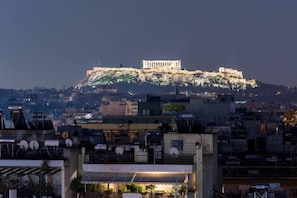 A cityscape with a prominent ancient fortress on a hill, surrounded by modern buildings. - Athens & Acropolis View 7th Floor Apartment (Athens)