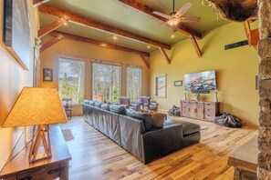 Televisie, een open haard en een kantoor