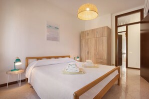 4 makuuhuonetta, silitysrauta/-lauta, ilmainen Wi-Fi, vuodevaatteet