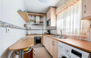 Frigorífico, horno, placa de cocina y lavavajillas