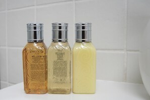 Douche, articles de toilette (gratuits), séchoir à cheveux, peignoirs