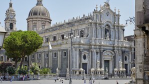 Un bâtiment historique à l’architecture riche et élaborée, orné de statues et surmonté d’un grand dôme.