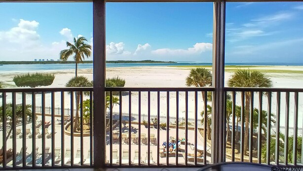 Un balcón con vista a la playa y al océano.