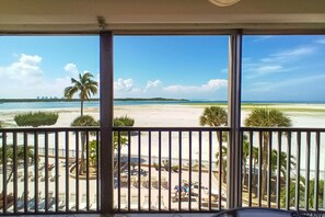Een balkon met uitzicht op een strand en de oceaan.