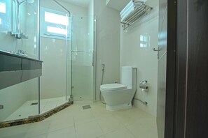 Habitación Deluxe con 1 cama doble o 2 individuales | Baño | Zapatillas y toallas