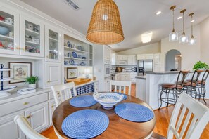 Dining - Lollipops Beach House - Four Bedroom, Three Bath, Private Pool in Long Bay (Myrtle Beach)