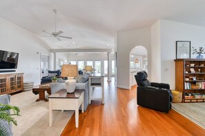 TV - Lollipops Beach House - Four Bedroom, Three Bath, Private Pool in Long Bay (Myrtle Beach)