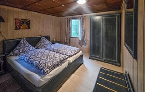 1 Schlafzimmer, Reisekinderbett