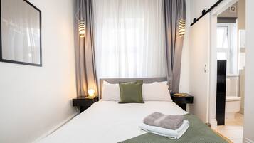 Deluxe Apartment | Iron/ironing board, free WiFi