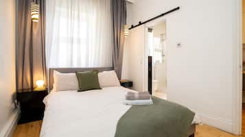 Deluxe Apartment | Iron/ironing board, free WiFi