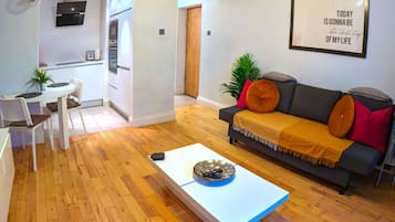 Deluxe Apartment | Iron/ironing board, free WiFi