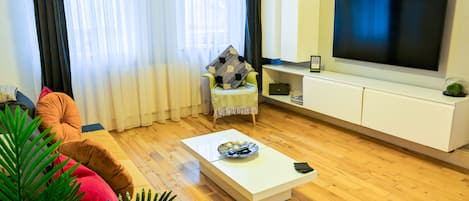 Deluxe Apartment | Iron/ironing board, free WiFi