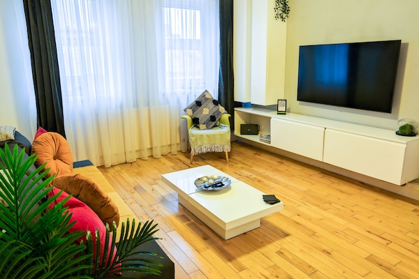 Deluxe Apartment | Iron/ironing board, free WiFi