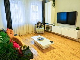 Deluxe Apartment | Iron/ironing board, free WiFi