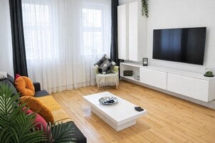 Deluxe-Apartment | Wohnbereich | 50-Zoll-Smart-TV mit Digitalempfang, Netflix, Streaming-Dienste