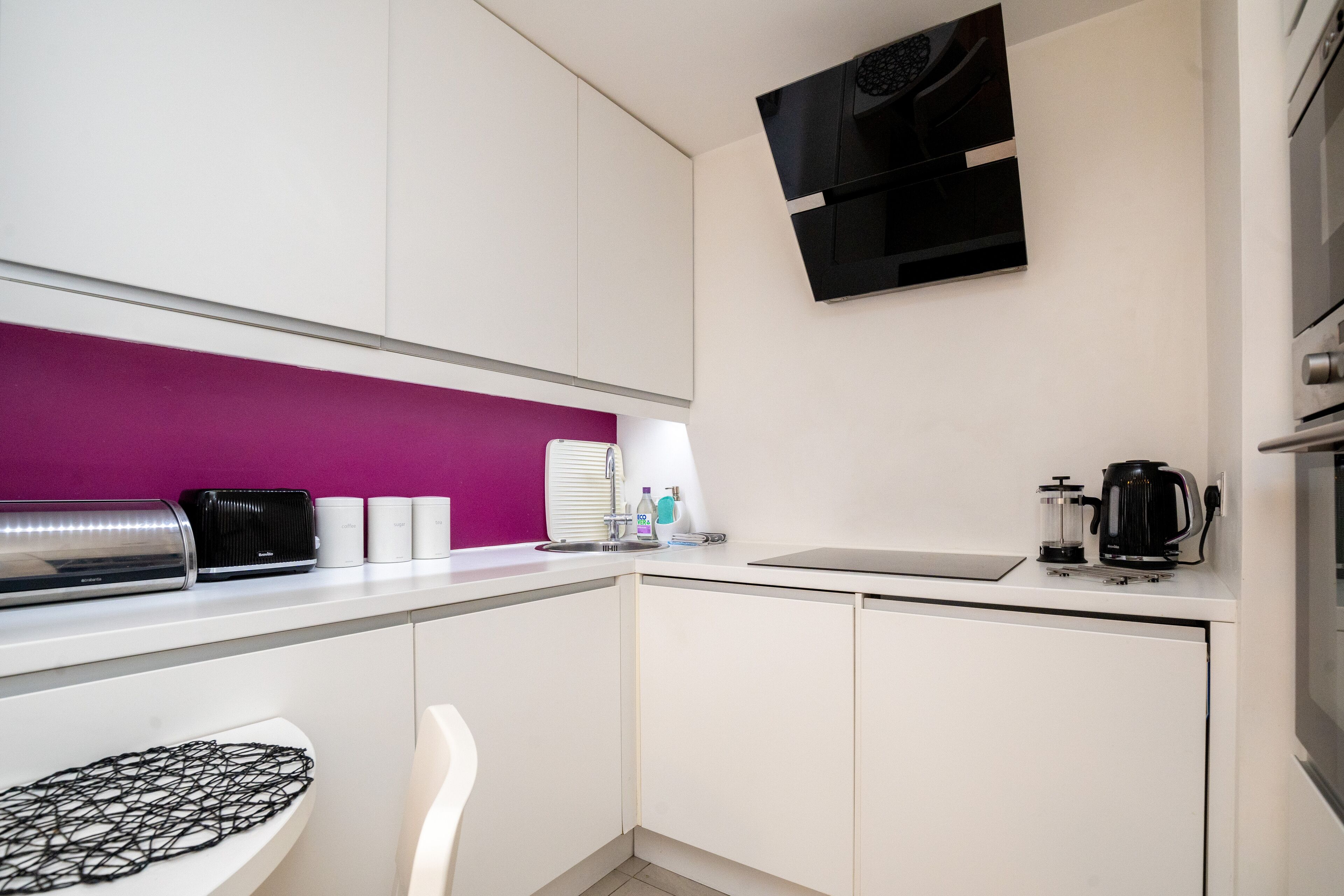Deluxe Apartment | Private kitchen | Full-size fridge, microwave, oven, stovetop