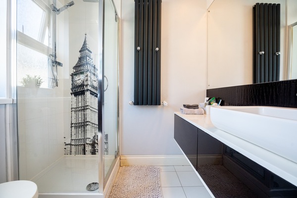 Deluxe Apartment | Bathroom | Shower, rainfall showerhead, free toiletries, hair dryer