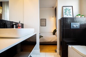 Deluxe Apartment | Bathroom | Shower, rainfall showerhead, free toiletries, hair dryer