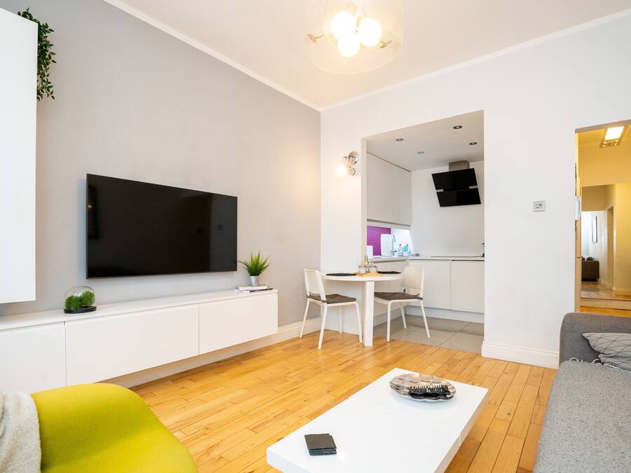 Leilighet – deluxe | Oppholdsområde | En 50-tommers smart-TV med digitale kanaler samt Netflix