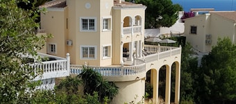 Luxury Villa, private pool, breathtaking sea views, unbeatable locations